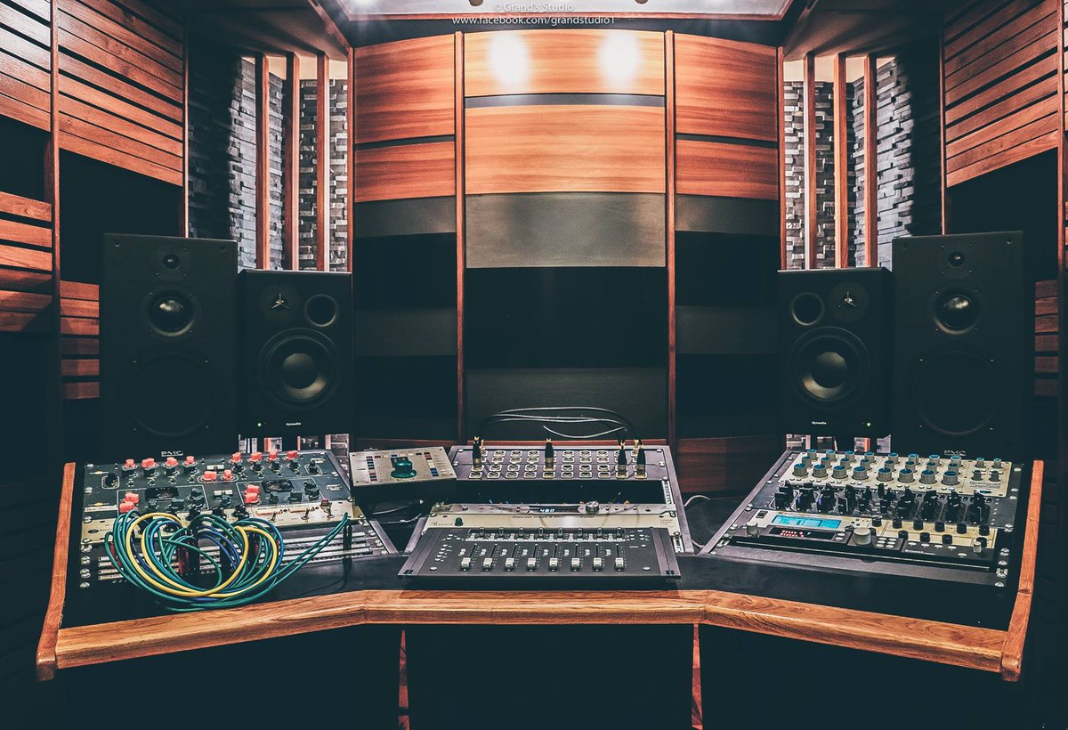 AntelopeAudio's tweet photo. Perfect place to be working through the autumn blues 🍂🎵
📸: https://t.co/e4qjpTUNjB
#antelopeaudio #audiointerface #pure2 #audiophile #proaudio #recording #recordingstudio #studio #audioproduction #audio #mastering #master #audioengineer #masteringengineer #geargoals https://t.co/5ZDXW46Uok