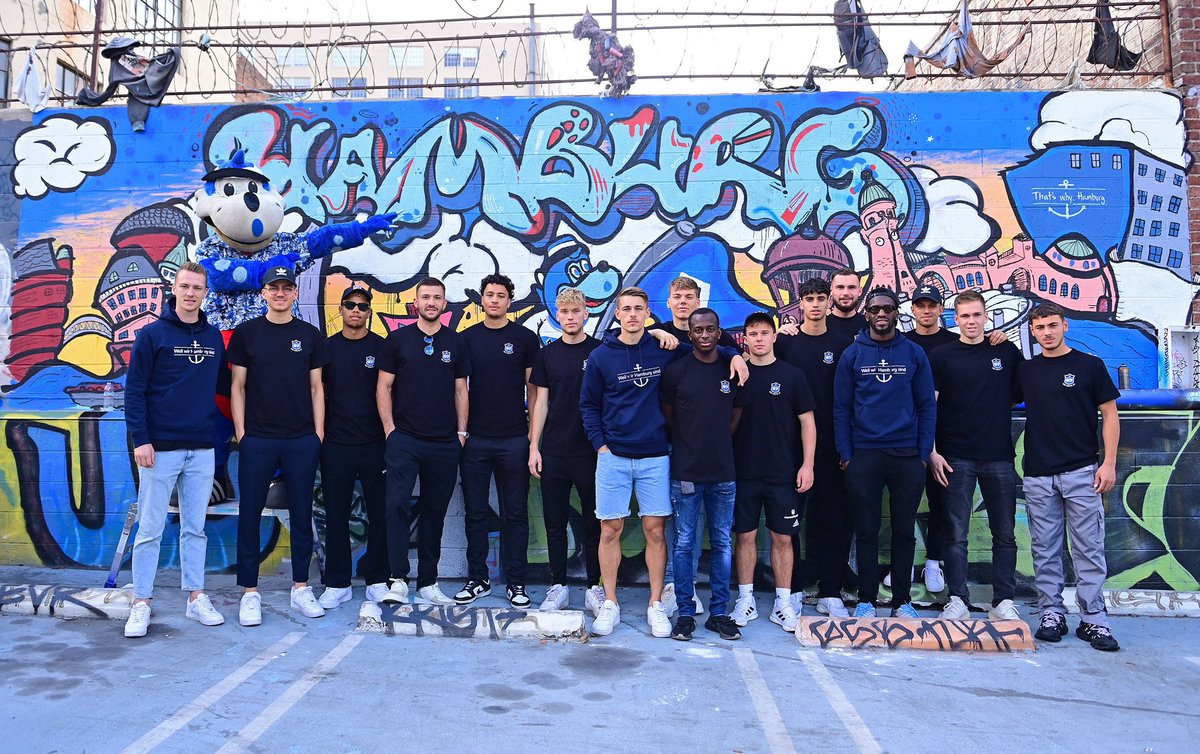 HSV_English's tweet photo. HSV X HAMBURG X LA - Rothosen leave graffiti in cooperation with @mein_hamburg. 💙🤝🏼❤️

#thatswhyHamburg #MoinUSA #HSVRoute87 #nurderHSV #BLinUSA

Info on the art is here! ➡️ https://t.co/p9JouG9viN https://t.co/ga36aBTgpF