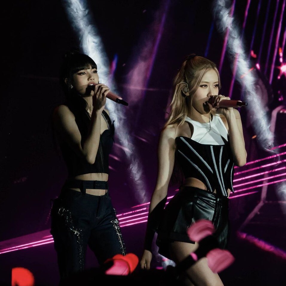 chaelisaonli's tweet photo. The power that this chaelisa photo holds is insane https://t.co/qr0WLUtWkF