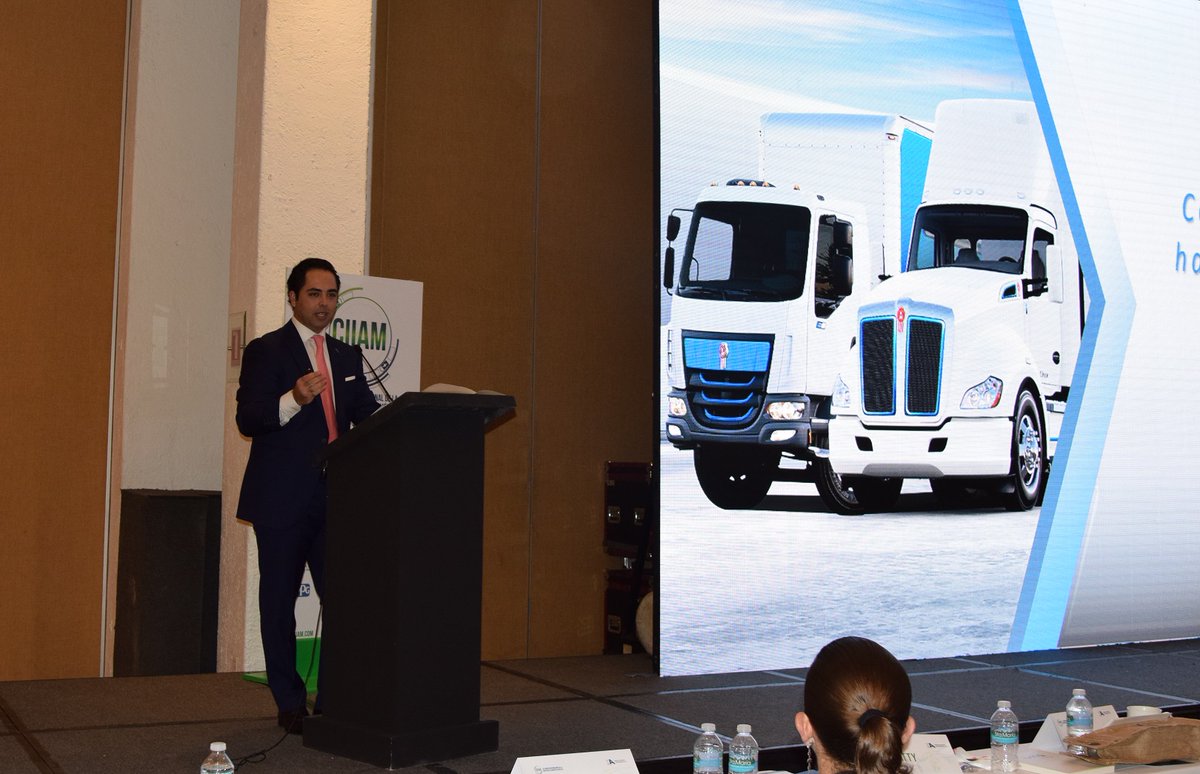 IA_indicador's tweet photo. Las armadoras de pesados coincidieron en el #CIIAM2022 en la importancia de impulsar la electromovilidad, pero sin dejar de lado otras tecnologías disponibles para lograr reducir las emisiones contaminantes.
🚛🚌⚡️
📰Nota: https://t.co/w4vBy5AEoU

@CIIAMMX @inaoficialmx https://t.co/zOlLTOxmrJ