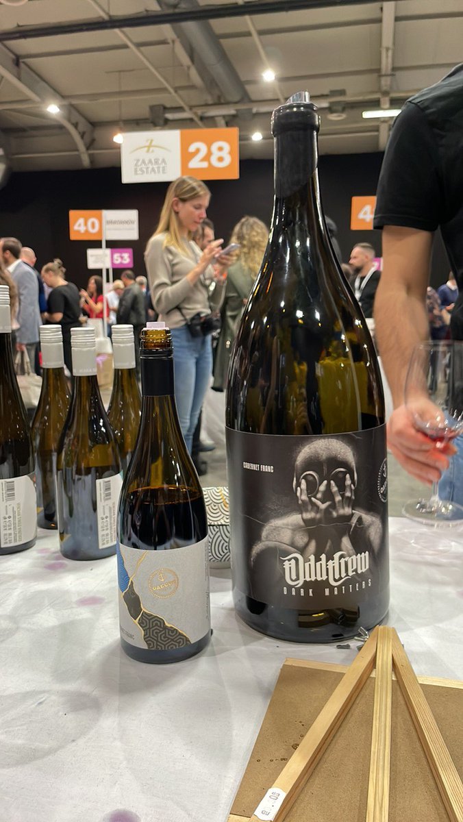 В ляво нормално вино, в дясно ODDwine!