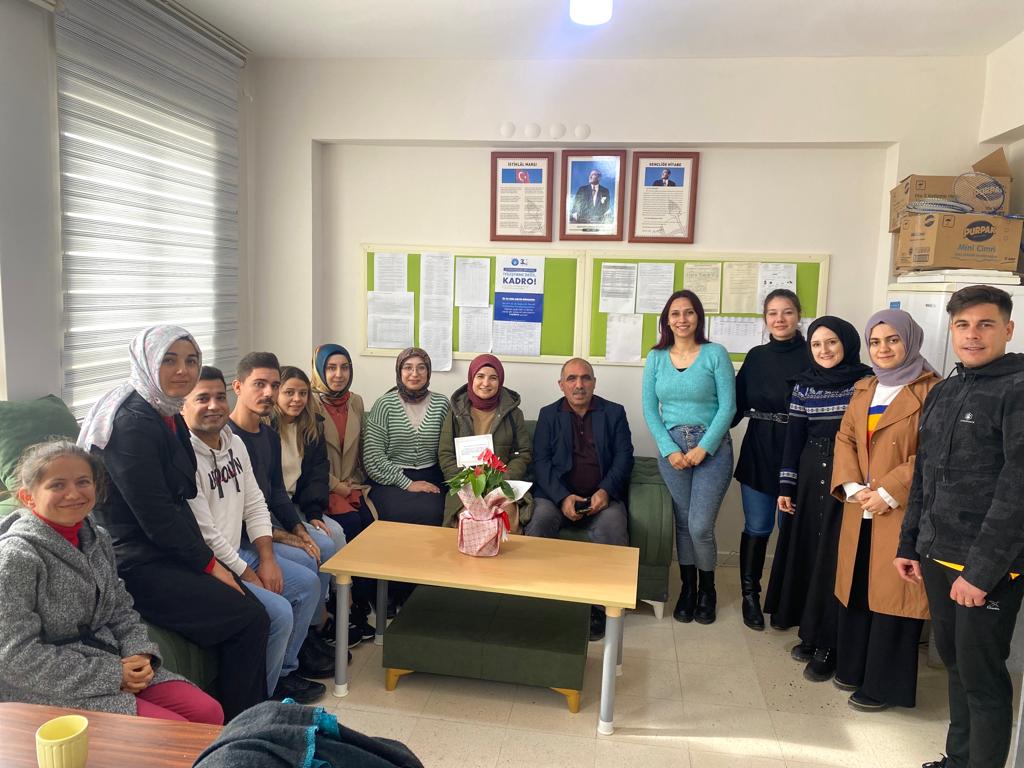 srnc_ilkorta's tweet photo. Sayın Valimiz @valisalihayhan 'ın öğretmenler günü için göndermiş olduğu çiçeği sevinçle karşıladık. Sayın valimize ince düşüncesinden dolayı çok teşekkür ederiz. 😊 @UrfaValiligi https://t.co/p7OBhgGo0Y