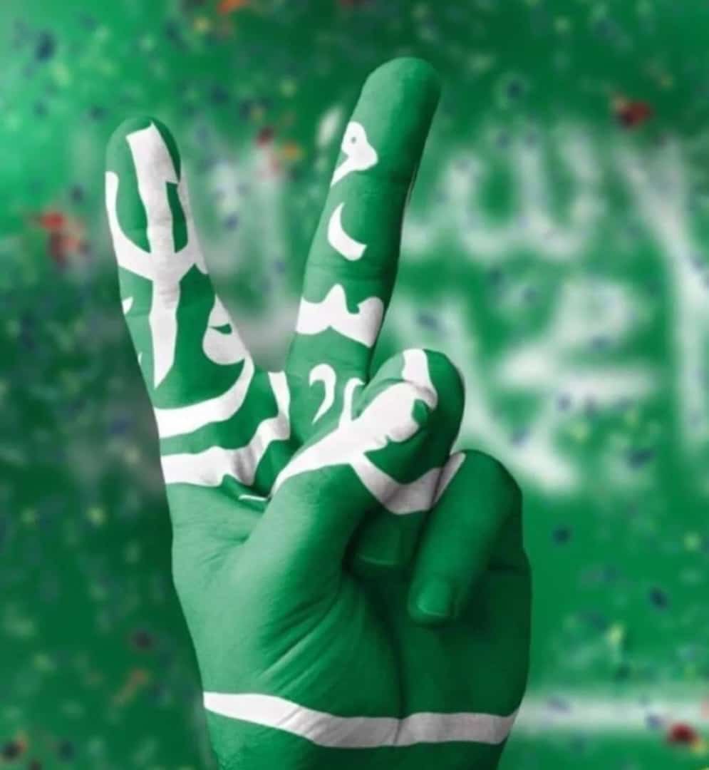 Leena22508250's tweet photo. يافرحة في جبين الشمس نعليها 
من أين نبدأ لا وصف يدانيها 

نصر يطوف على الدنيا لتعلنه 
أرض الحجاز وتحيا كفّ بانيها

حيّوا الرجال فكم آمالنا هتفت
باسم البطولة في أقصى تجلّيها 

تحية الشام ملء الحبّ نرسلها
إلى الديار التي في الروح نغليها 
#لينافيصل https://t.co/7fseHfZq5n