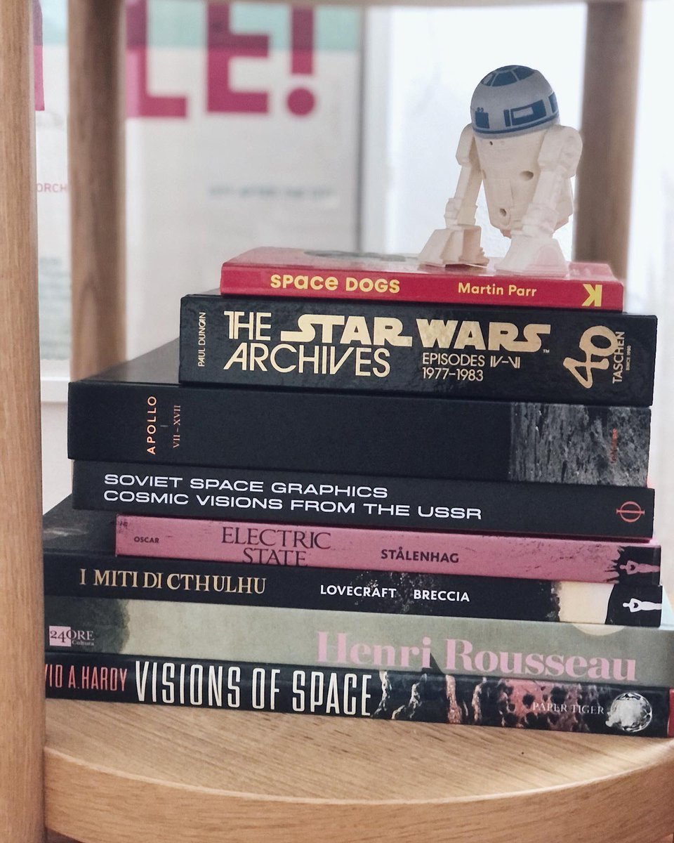 LaBombetta76's tweet photo. Sapete cosa sono i #coffetablebook? Solitamente sono libri di grande formato, che per le loro dimensioni non entrano nelle normali librerie, così vengono messi orizzontalmente sui tavolini: sono belli da vedere e da sfogliare, e da mettere in mostra 😉 (qui alcuni dei miei) https://t.co/IEgjraGMDQ