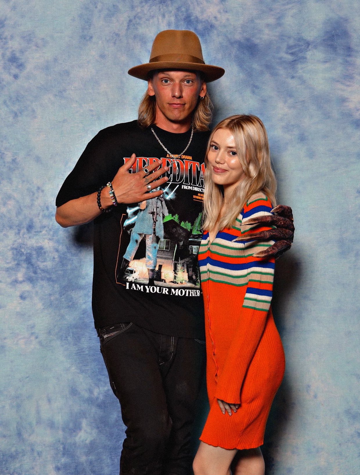 Grace Van Dien and Jamie Campbell Bower during Fan Expo Canada back in August! Happy birthday Jamie! 