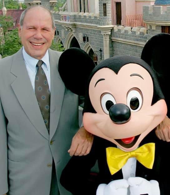 MagicParkMarket's tweet photo. Who would like to see Eisner as Disney’s COO under Iger - the role Iger had under Eisner’s leadership? 🙋🏻‍♂️ https://t.co/GJVx3H2Abs