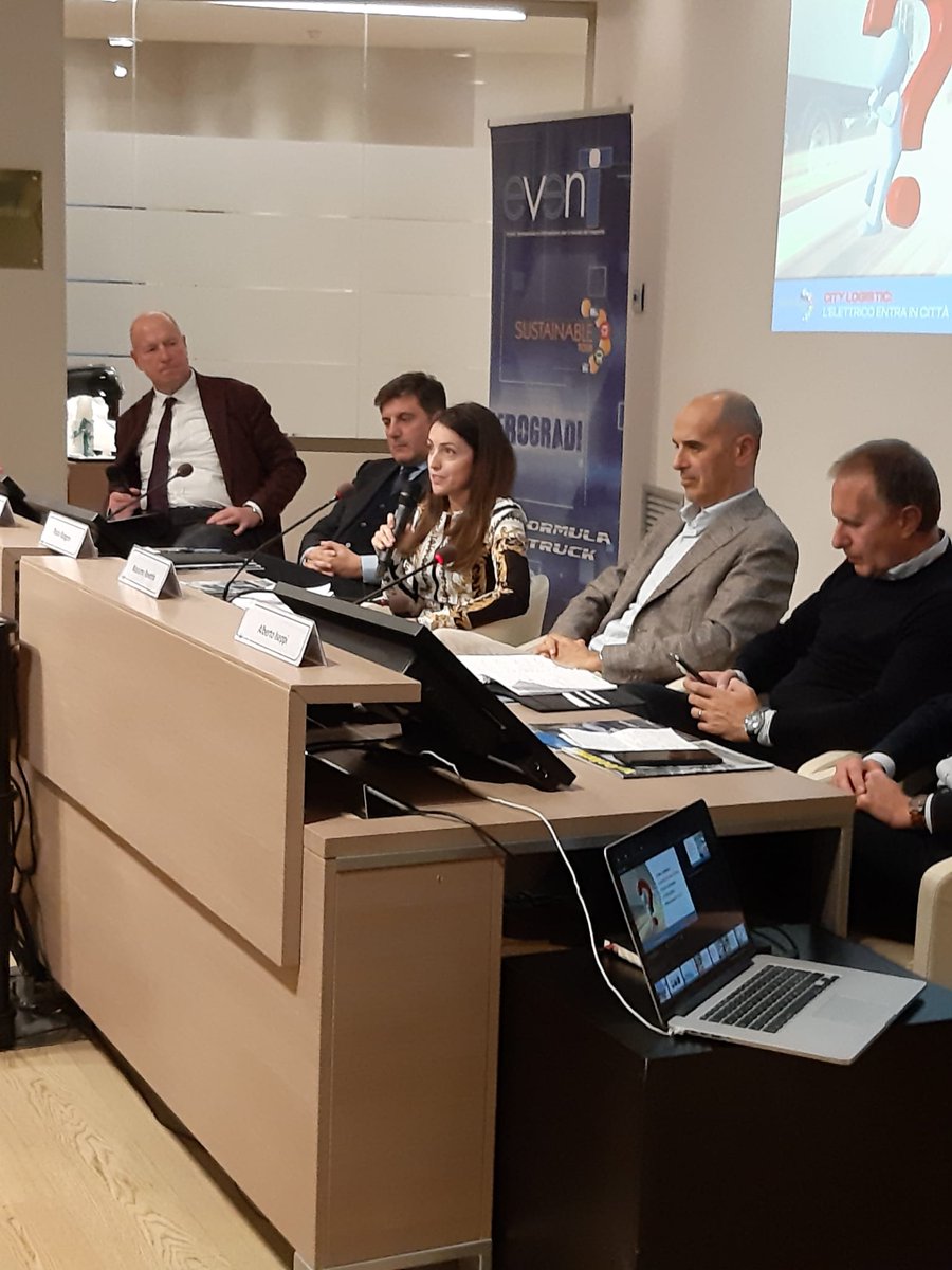 UPS_IT's tweet photo. La nostra PA @MarziaPicciano al #SustainableTour di @trasportareoggi e @e_torno ci parla di come #UPS sta adottando sempre più soluzioni #green come la #ciclologistica, #mezzielettrici, rete #UPSAccessPoint. Sì ad uno sforzo comune per una veloce e corretta transizione #ecologica https://t.co/n7Ihb7yq5N
