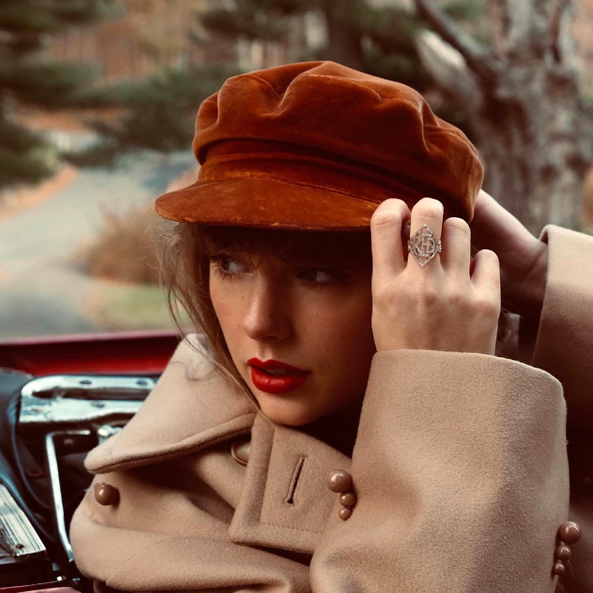 TheSwiftSociety's tweet photo. 🏆| @TaylorSwift13's “Red TV” has now spent 1 full year on the Billboard 200 chart. https://t.co/vkFeX42ePn