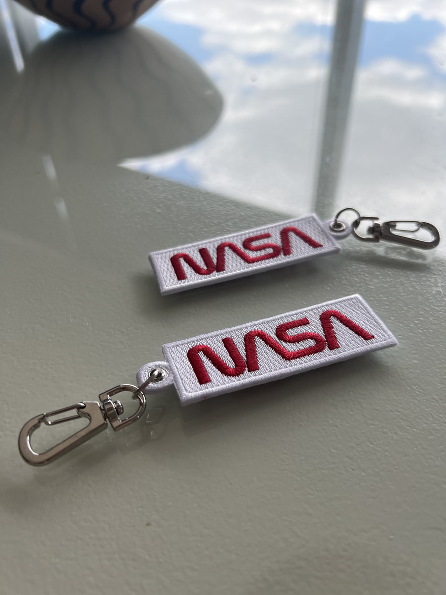 🚨 Alerta SORTEO 🚨

Pensaba guardar estos llaveros para un sorteo más adelante... pero en Argentina necesitamos una buena noticia por estos días. 

A diferencia de sorteos anteriores, este es únicamente para Argentina. Para participar: retuit + follow. 🇦🇷🚀