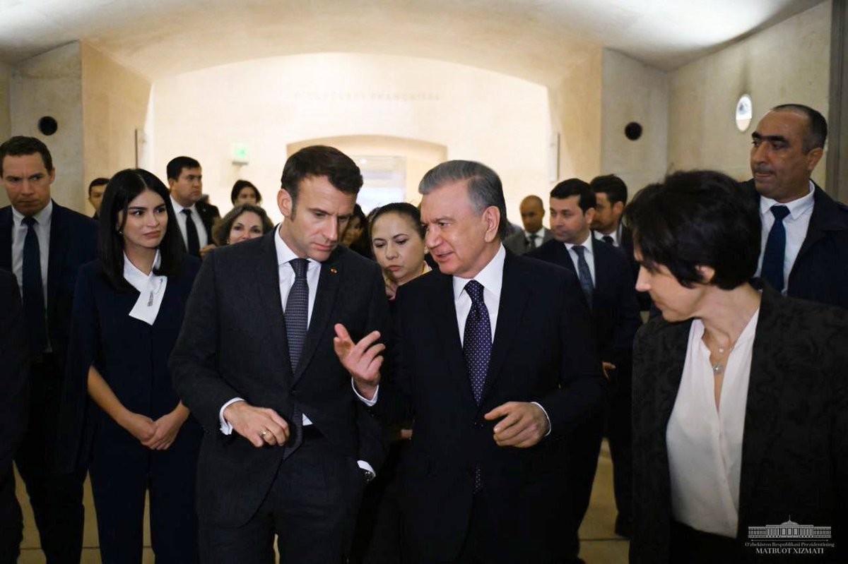 ACDF_Uz's tweet photo. @president_uz Président de la République de l’Ouzbékistan, @EmmanuelMacron Président de la République française, avec leurs épouses ont visité aujourd’hui, au Louvre à Paris, l’exposition “Splendeurs des oasis d'Ouzbékistan. À la croisée des routes caravanières”.

@MuseeLouvre https://t.co/nWhLahMboT