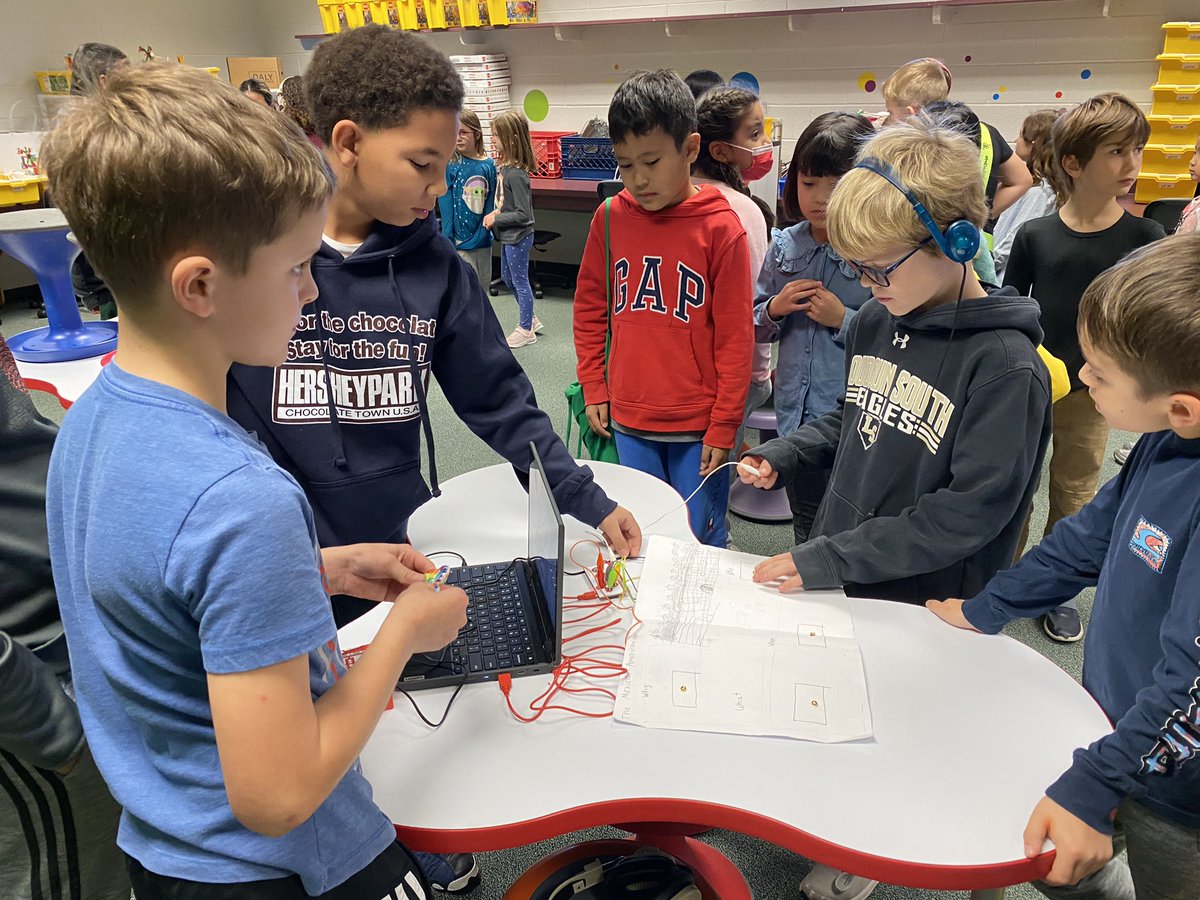 jillbuss2014's tweet photo. 5th grade Ss share what they learned about Westward Expansion with 2nd graders using Scratch CS First and @makeymakey! #csshowcase @csforlcps @BethFisherIFT @LittleRiverLCPS @GoogleCSFirst https://t.co/4Cu4zSUxOt