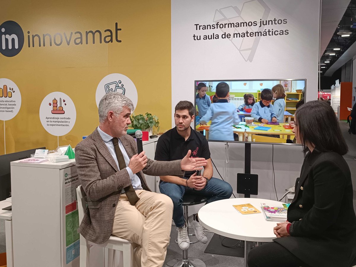 innovamat_es's tweet photo. ➡️Ahora mismo en nuestro stand de @SIMOEDU_ tenemos el gusto y el placer de charlar con @rgmolinos y @aportigar sobre nuestra propuesta aterrizada en el aula. #SIMOEDU22 https://t.co/qh4g4AhOYV