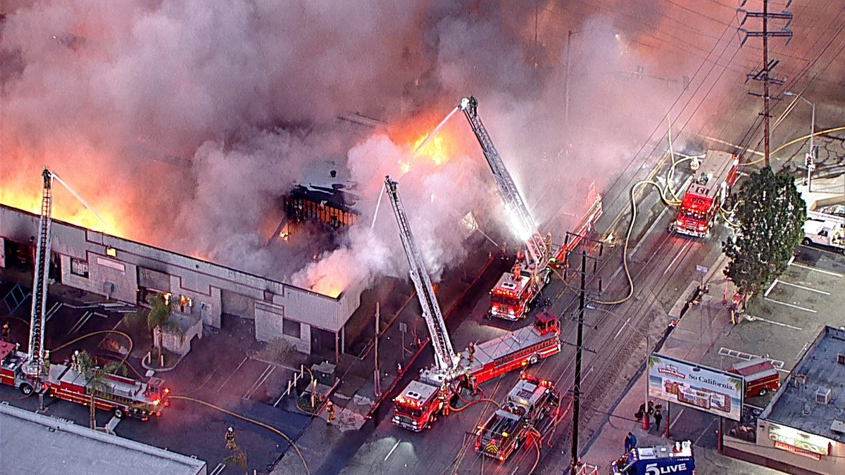 marcel_cameraop's tweet photo. @LACoFDPIO #SlausonIC 2nd Alarm in a 200 x 100ft commercial building. Slauson & Soto #truckops #ladderpipe #defensiveops #air7hd #air7 #eyewitnessnews https://t.co/EsuuD9KMTo
