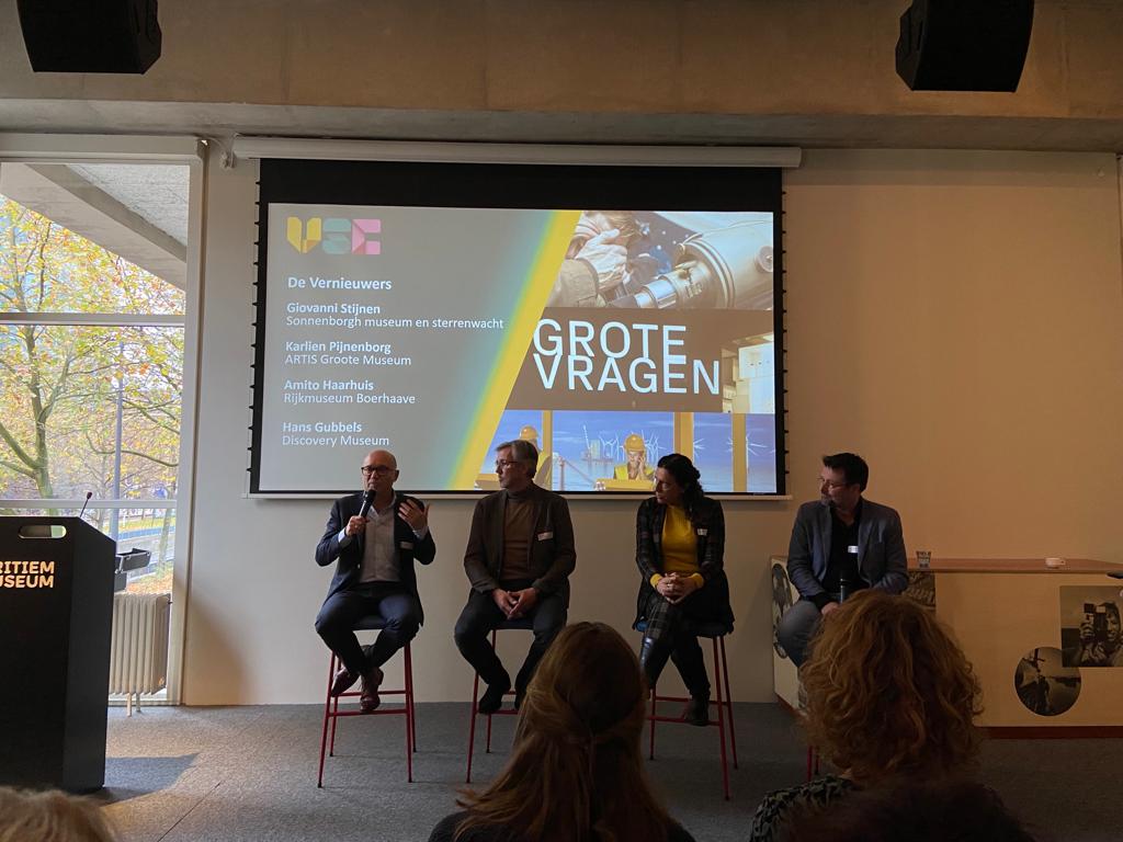 Gisteren was museumdirecteur <a href="/AmitoH/">Amito Haarhuis</a> aanwezig bij de <a href="/sciencemuseums/">VSC</a> ledendag om samen met andere musea te praten over de Grote Vragen van de toekomst. Welke vragen stellen we centraal? Hoe stel je deze vragen aan je publiek? We kijken terug op een inspirerende dag.