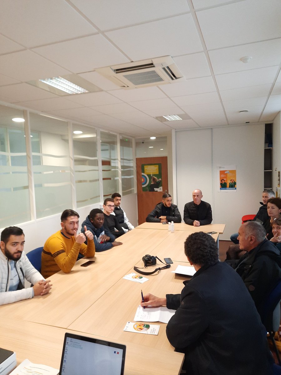 LhoteBenoit's tweet photo. Cet après-midi à l agence #poleemploi #autun, nous accueillons le groupe de #jeunes dans le cadre du projet insertion par le sport porté par la Dir de la cohésion sociale,  un vrai partenariat local,  ils ont assisté à un atelier , bravo aux jeunes pour leur 3ème semaine 👍 https://t.co/6zFuRfJMiP