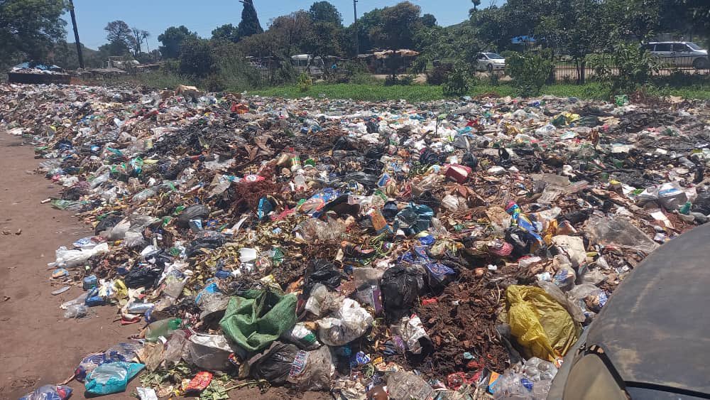 ProvinceHarare's tweet photo. 1. The on going joint operation led by @EMAeep is Government intervention to support local authorities in cleaning up our Province &amp; stopping environmental crimes. We keep encouraging residents to report long outstanding rubbish dump sites to EMA so it can ensure they are cleared https://t.co/uWPcsMJJ1O