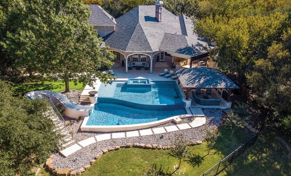 The #PoolOfTheWeek showcases the 2022 #AwardsOfExcellence winners from the <a href="/ThePHTA/">The PHTA</a>.

This week won 🏆BRONZE🏆 in the "Pools With a Varnishing Edge" category. Pool by <a href="/LLPDFW/">Leisure Living Pools</a> in Frisco, Texas.

Decking Material: Turkish Tumbled Travertine