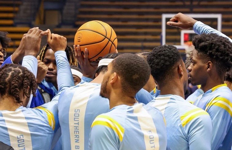 JaguarHoops's tweet photo. FlicksπΈπΈ from Friday night at @CalMBBall . #SouthernIsTheStandard #Family #SUBasketball #WeAreSouthern #GoJags https://t.co/ha6DKjXuVV