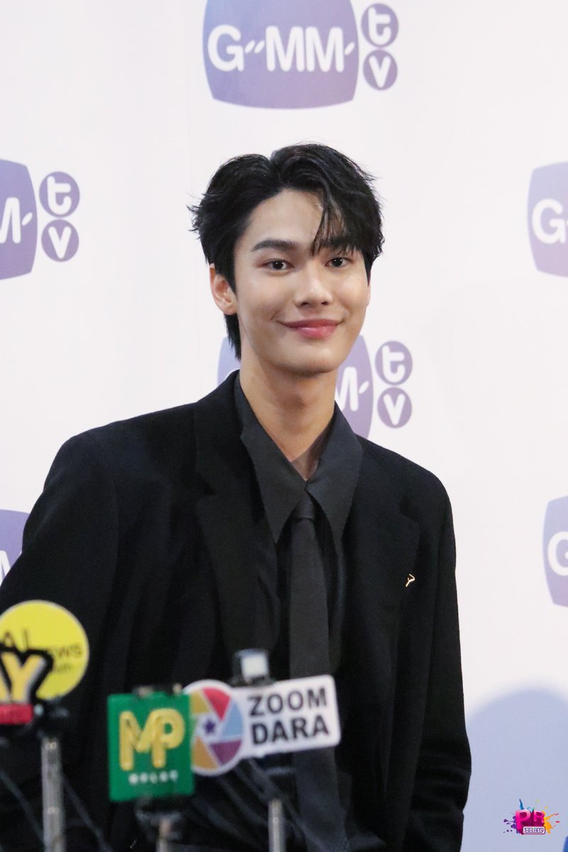 PRSocietyNews's tweet photo. ดิว-จิรวรรตน์ ฝากผลงานปีหน้าทั้งสองเรื่อง #เพราะเธอคือรักแรก ประกบคู่ พรีม-ชนิกานต์ และอีกเรื่อง #facelesslove ตื่นเต้นได้ร่วมงาน เก้า-สุภัสสรา พีช-พชร 

#dew_jsu
#GMMTV2023 https://t.co/3kedEaxL3H