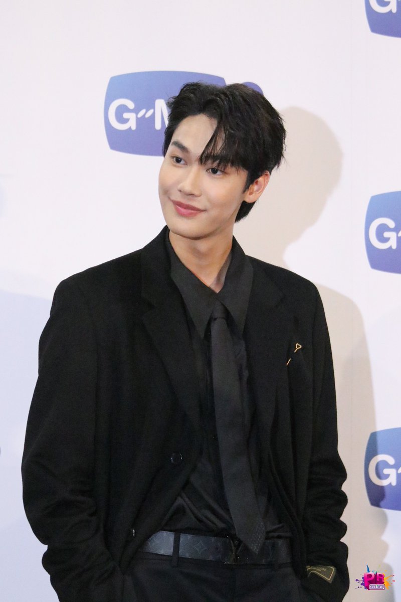 PRSocietyNews's tweet photo. ดิว-จิรวรรตน์ ฝากผลงานปีหน้าทั้งสองเรื่อง #เพราะเธอคือรักแรก ประกบคู่ พรีม-ชนิกานต์ และอีกเรื่อง #facelesslove ตื่นเต้นได้ร่วมงาน เก้า-สุภัสสรา พีช-พชร 

#dew_jsu
#GMMTV2023 https://t.co/3kedEaxL3H