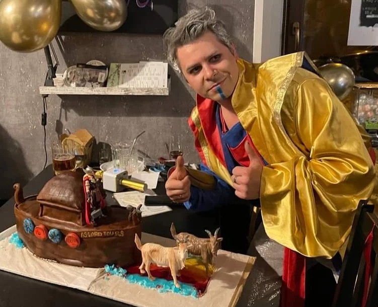 Jorssk's tweet photo. For the right Asgard birthday party you need special cake. Like this space goat boat! ๐๐ฅ @TaikaWaititi @thorofficial #loveandthunder #goatboat #grandmaster #birthdaycake #thorragnarok #spacegoats https://t.co/suJ226EyJe