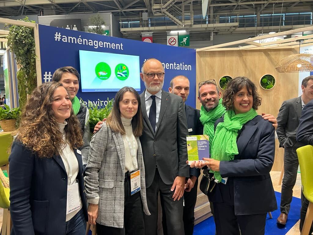 #SMCL2022
1e jour du <a href="/salondesmaires/">Salon des Maires et des Collectivités</a> 
🤝Accueil de plusieurs personnalités politiques sur le stand #TERRALTO des Chambres d'agriculture 
✅ François Hollande <a href="/fhollande/">François Hollande</a> 
✅ Jean Castex <a href="/JeanCASTEX/">Jean Castex</a> 
✅ Edouard Philippe <a href="/EPhilippe_LH/">Edouard Philippe</a>