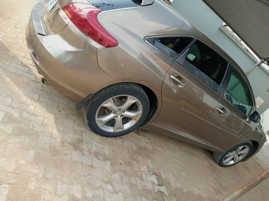 Neatly Used 
First body paint 
A year plus used 
2009-10 Toyota Venza 
Full option 
Thumbstart 
Reverse camera and navigation 
Leather seats 
Everything working perfect 
Buy and drive 
5.850m 
JIGAMAN AUTOS!!!