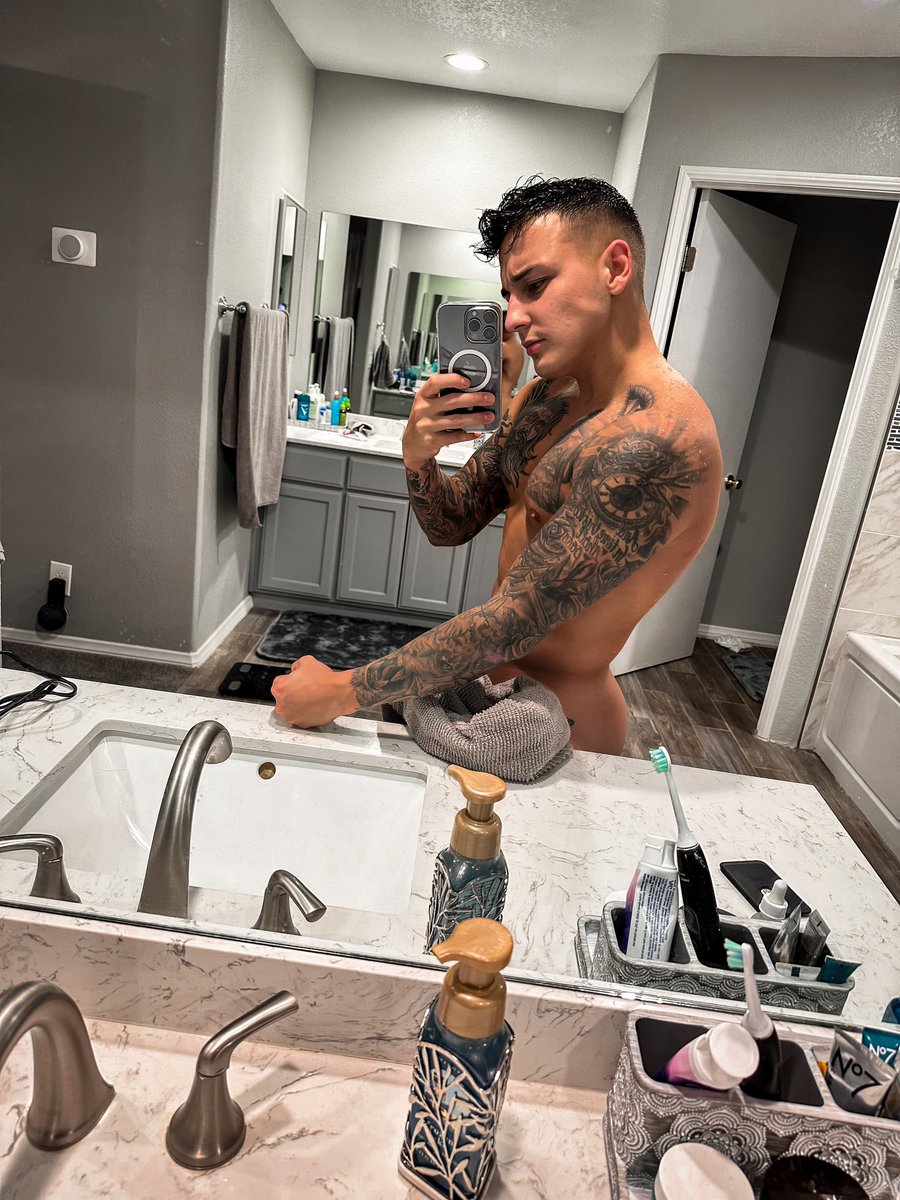 John____Ramos's tweet photo. Feeling so cold ❄️ who is in for a fun time?😋🍆🍑🍑💦💦💦💦 https://t.co/xvhzj1ZZOW