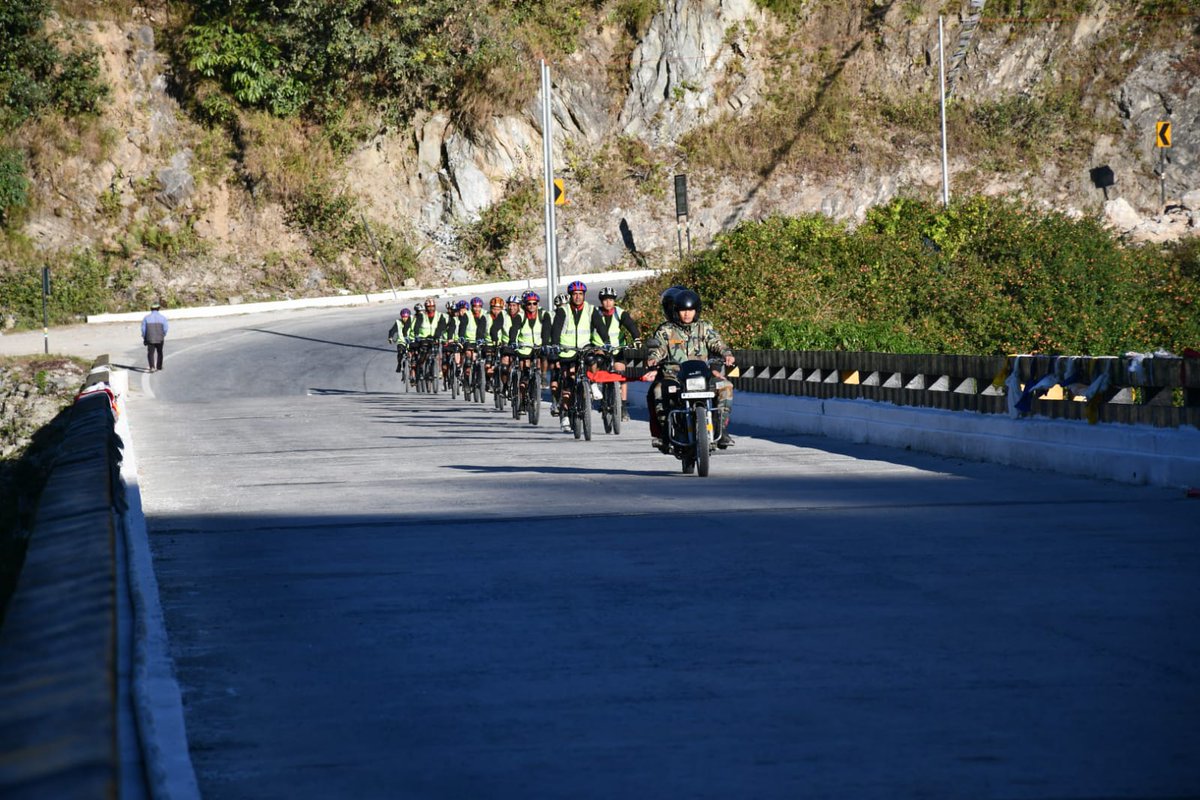 GajrajCorps_IA's tweet photo. #ECTTAA
#IndianArmy Cycling expedition as part of Eastern command Trans-Theatre Adventure Activity marched ahead on the second leg of journey from #Dahung to #Khuppi, #ArunachalPradesh along a picturesque & challenging mountainous route.
@adgpi
@easterncomd https://t.co/OxFvYF456J