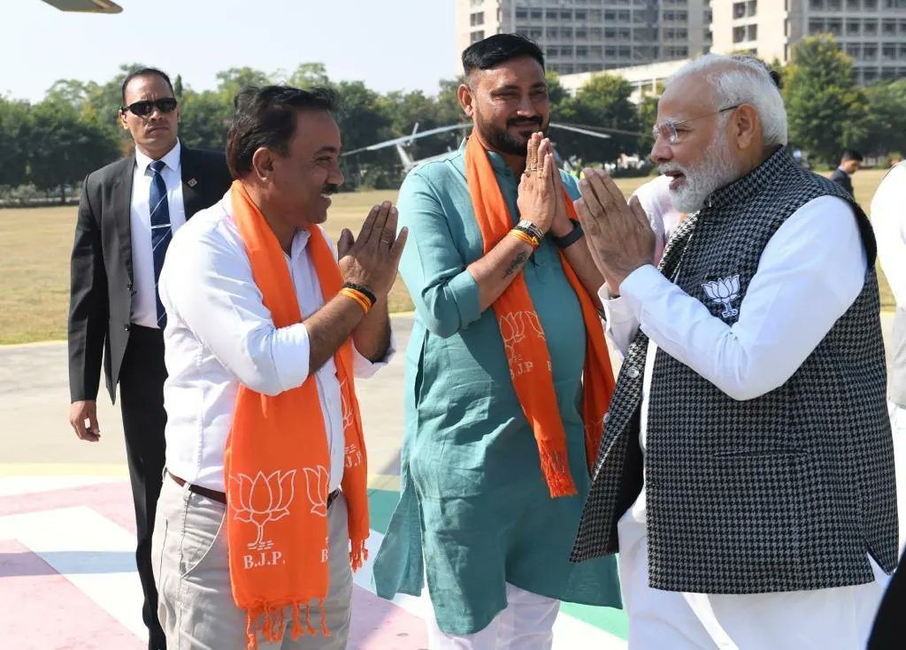 ijashvantpatel's tweet photo. ગાંધીનગરની ધન્ય ધરા પર પધારેલ ગુજરાતના પનોતા પુત્ર અને દેશના યશસ્વી વડાપ્રધાન શ્રી Narendra Modi  સાહેબનું ગાંધીનગર હેલીપેડ ખાતે ઉષ્માભેર સ્વાગત કર્યું.

વડાપ્રધાનશ્રી નરેન્દ્રભાઈ મોદીના નેતૃત્વમાં સમગ્ર દેશમાં વિકાસનો નવયુગ શરુ થયો છે.(1/2) https://t.co/ZG26Yakmfn