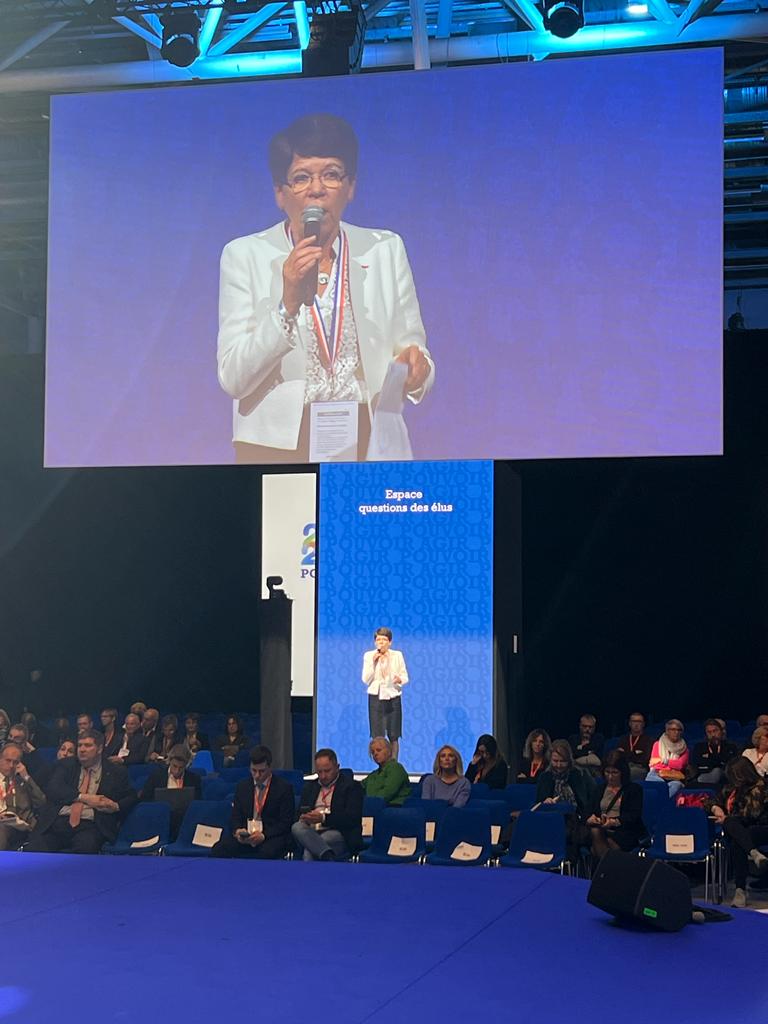 Françoise LECOUFLE, Présidente de l'AM94 réitère l'inquiétude des Maires relative à l'avenir des communes en interpellant  le président de l'AMF, lors du congrès des Maires de France
