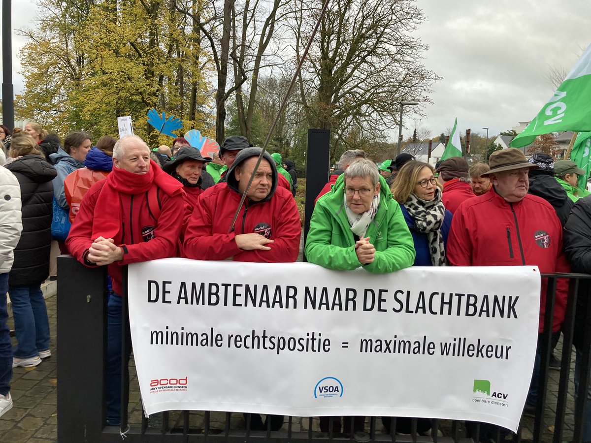 Personeel lokale besturen, van crèches tot groendiensten, van administraties tot sportvoorzieningen, vanmorgen massaal in actie. 
Tegen #vlareg die deur openzet nr willekeur en slechtere arbeidsvoorwaarden. Om alles wat openbaar is uiteindelijk te verpatsen aan de privé. #noway
