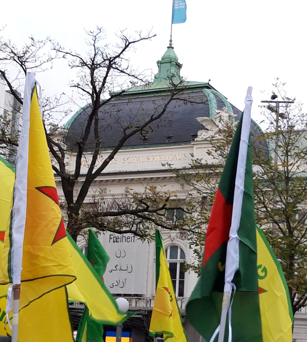 AfaNord's tweet photo. Auf der Soli-Demo #HH2011 gegen türkische Luftangriffe auf kurdische #Autonomiegebiete griff #Polizeiproblem #Hamburg mit #Reizgas an. Mehrere z.T. ältere Verletzte.
#TagX-Demo 22.11 19 Uhr #Hamburg #Jungfernstieg
#HH2211 #Polizeigewalt #KurdistanIsUnderAttack #RiseUp4Rojava https://t.co/lXFKrW2NiC