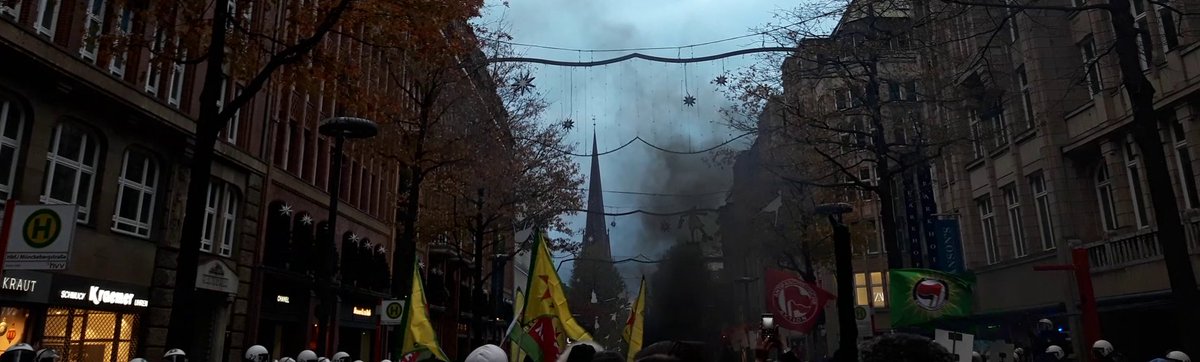 AfaNord's tweet photo. Auf der Soli-Demo #HH2011 gegen türkische Luftangriffe auf kurdische #Autonomiegebiete griff #Polizeiproblem #Hamburg mit #Reizgas an. Mehrere z.T. ältere Verletzte.
#TagX-Demo 22.11 19 Uhr #Hamburg #Jungfernstieg
#HH2211 #Polizeigewalt #KurdistanIsUnderAttack #RiseUp4Rojava https://t.co/lXFKrW2NiC