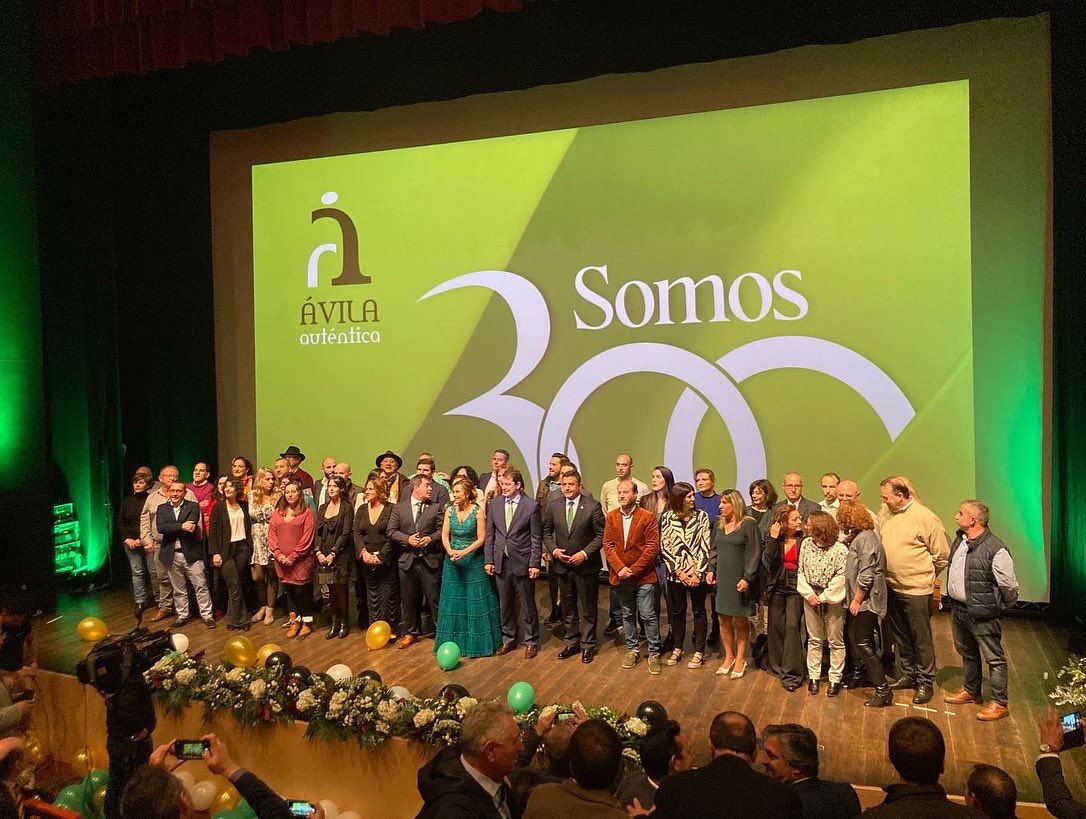 InfoGrupoRM's tweet photo. 🤔 A Ávila y a sus gentes, autónomos, productores, hosteleros o comercios no se los apoya con un discurso fácil. Sino con la unidad, compromiso, formación e impulso que se realiza en @Avilaautentica1 

Consumir lo nuestro, hace que todos crezcamos. ¡Por muchas más ediciones!👏🏻 https://t.co/oDly5B1kJu
