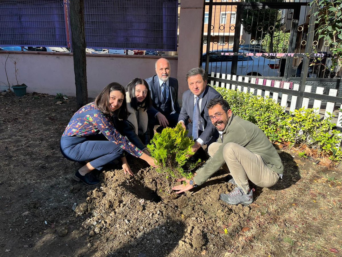 Öğretmenler Günü etkinlikleri kapsamında öğretmenlerimizle Selahattin-Müzeyyen Kaçaker Anaokulunda fidan dikimi gerçekleşti. #öğretmenizheryerdeyiz <a href="/memleventyazici/">Levent Yazıcı</a> <a href="/istanbulilmem/">İstanbul İl Millî Eğitim Müdürlüğü</a> <a href="/CevatDervisoglu/">Cevat Dervişoğlu</a>