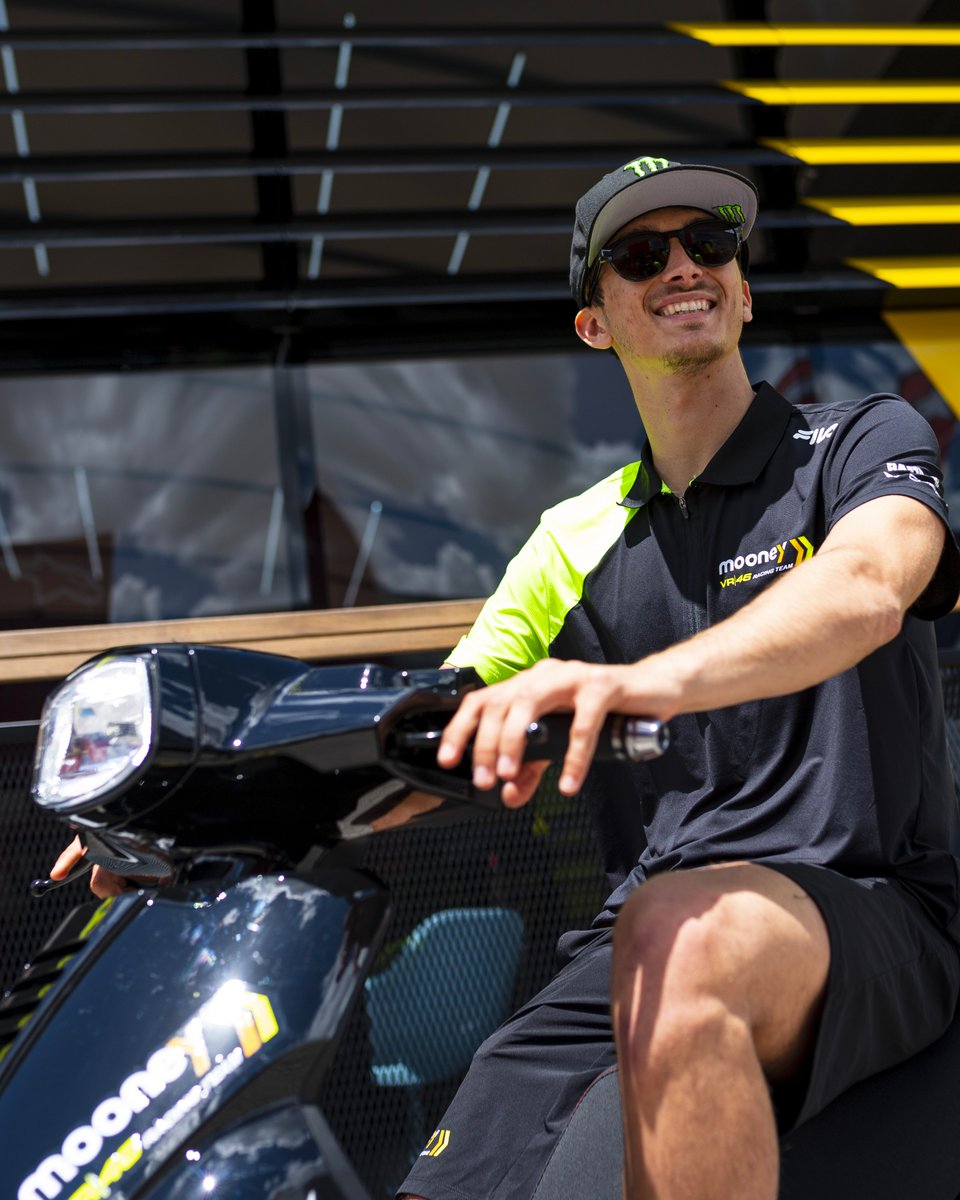 VR46RacingTeam's tweet photo. What tickled Luca's sight? Only wrong answers 👀
#MooneyVR46RacingTeam #MotoGP #MonkeyBikes #ElektraBikes https://t.co/PrZNOvFuQE