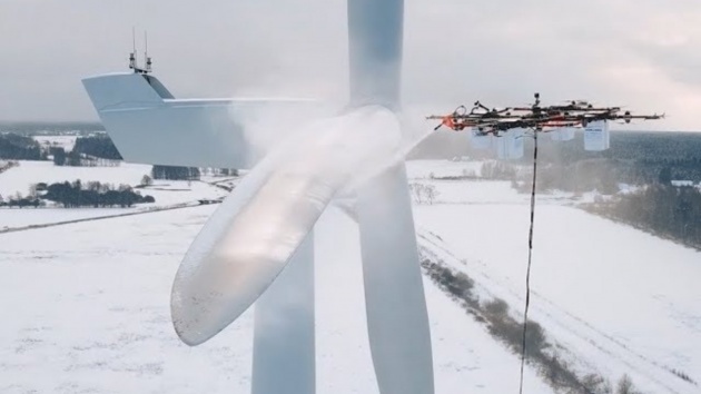 WikiTrend's tweet image. Robots are taking our jobs: Drones repairing wind turbines ift.tt/humCLqP