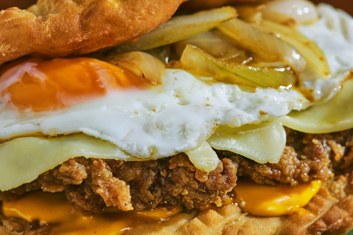 Prueba nuestro delicioso emparedado en hojaldra para este Restaurant Week: El Patriota. Emparedado de Bistec Apanado, con cebollas salteadas, Huevo frito, queso mozzarella y salsita de sofrito criollo. #pasionporlopanameño #panama <a href="/PanamaWeek/">Panama Weeks</a>