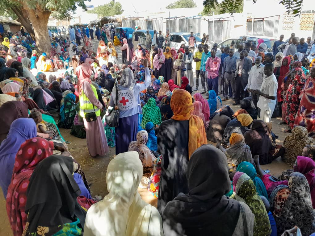 ICRC_Sudan's tweet photo. Introductory sessions were conducted at the gathering points for those affected by violence in "El Geneina", West Darfur, presenting the ICRC as an impartial, neutral, and independent organization devoted to protecting the lives and dignity of victims of armed conflict. https://t.co/ckO72S2RGv