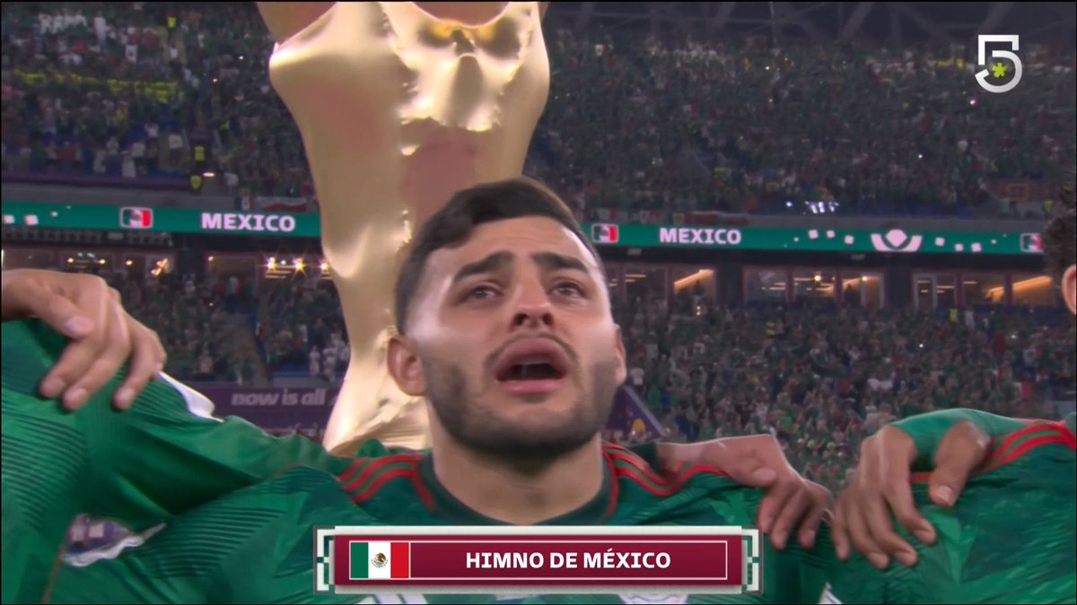 Yo en el jale llorando con el himno nacional mexicano:
