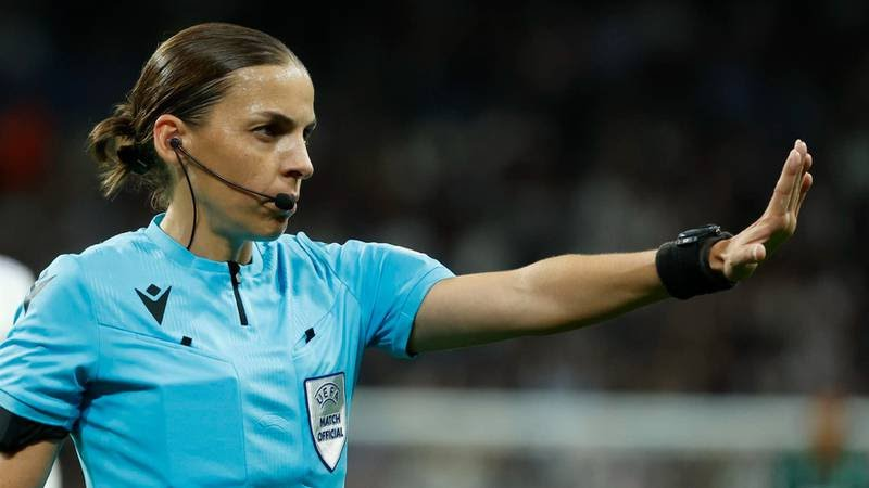 RuidoEnLaRed's tweet photo. ¡HISTÓRICO!

Hoy la árbitra francesa, Stéphanie Frappart, hará historia como la primera mujer en formar parte del cuerpo de árbitros en una Copa del Mundo y lo hará con ¡la Selección Méxicana! en el México 🇲🇽 vs Polonia 🇵🇱 https://t.co/7FoScOEfSu