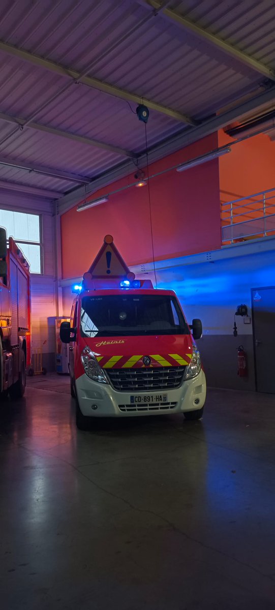 CiteJulieDaubie's tweet photo. Les cadets de la sécurité du collège visitent la caserne de Moyeuvre Grande ! Merci aux pompiers pour leur accueil et aux équipes pour leur travail ! #pompiers #cadets #JSP @Dsden57 https://t.co/MKSWW6vqVj