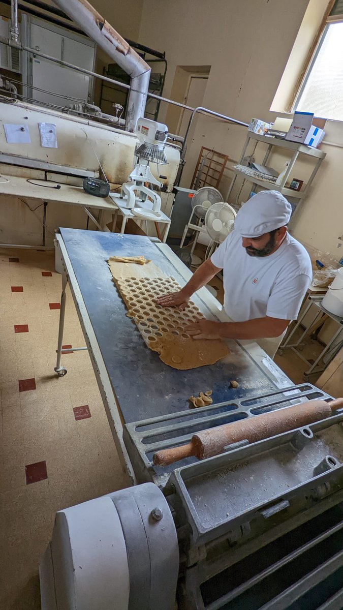 Cpme68's tweet photo. 🫦Rencontre gourmande ce jour du réseau féminin #CPMELLES dans le #Hautrhin, à la découverte d’une famille alsacienne qui confectionne d’authentiques biscuits artisanaux depuis 1946.
Guidé par Céline Albisser, sa dynamique dirigeante, issue de la 3ème génération. https://t.co/kLKrWLFUNP