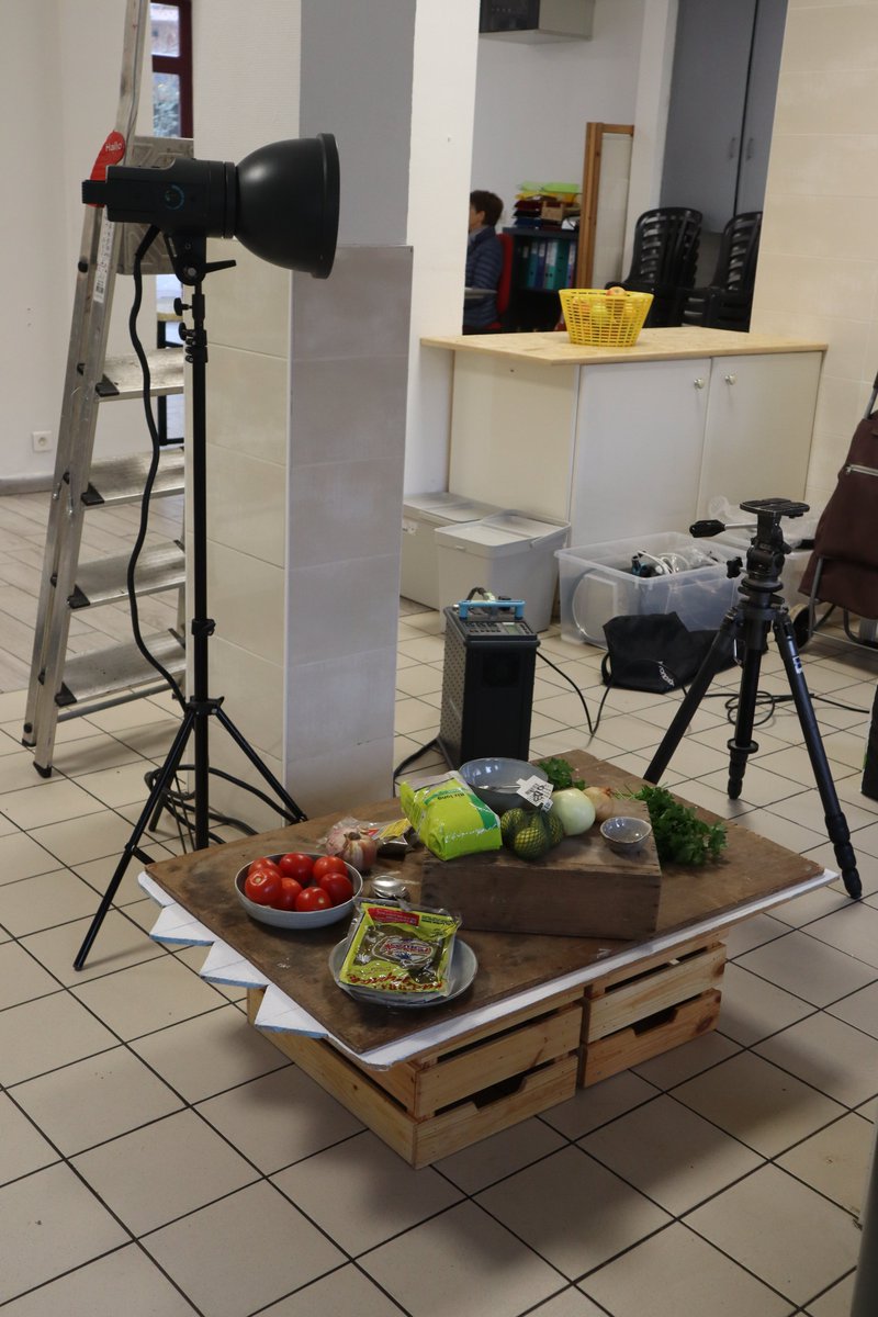 episourire's tweet photo. Marielys Lorthios a commencé à travailler sur une nouvelle exposition avec des usagers de l'épicerie.
Hier, ce sont des recettes libanaises qui ont été au centre de l'objectif de Marielys. https://t.co/i09guPgZUl