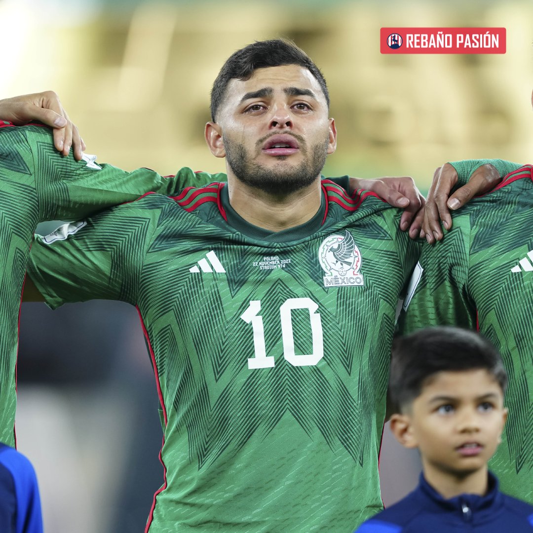 RebanoPasion's tweet photo. Las lágrimas de Alexis Vega al cantar nuestro Himno Nacional 😭🇲🇽 

Verlo nos emocionó tanto que hizo que nosotros también lloráramos, hoy darás un partidazo, Gru. Hoy te conocerá todo el mundo.  #Qatar2022 #BolavipQatar https://t.co/cjhFJe6RcI
