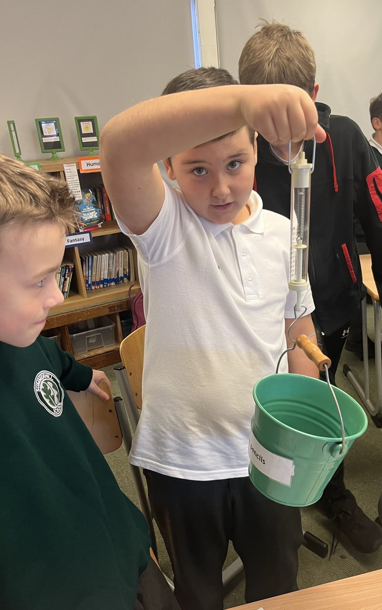 SummerhillL31's tweet photo. After learning about Isaac Newton Year 5 are investigating newton meters with @KateFinnigan22 #summerhillscience @AMPSCITT https://t.co/dhAjghUjDk