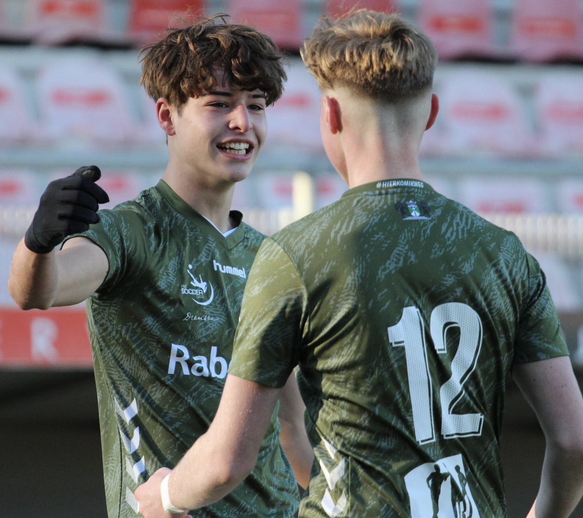 FCEmmenjeugd's tweet photo. De 𝘄𝗲𝗱𝘀𝘁𝗿𝗶𝗷𝗱𝘃𝗲𝗿𝘀𝗹𝗮𝗴𝗲𝗻 van afgelopen zaterdag staan online! ✍️

▪️ O16 kampioen 
▪️ Eerste driepunter voor O21
▪️ O13 blijft maar winnen

Ga naar ➡️ https://t.co/QPKCPBsQ8s…

#HIERKOMIKWEG https://t.co/Pra5nCx25g