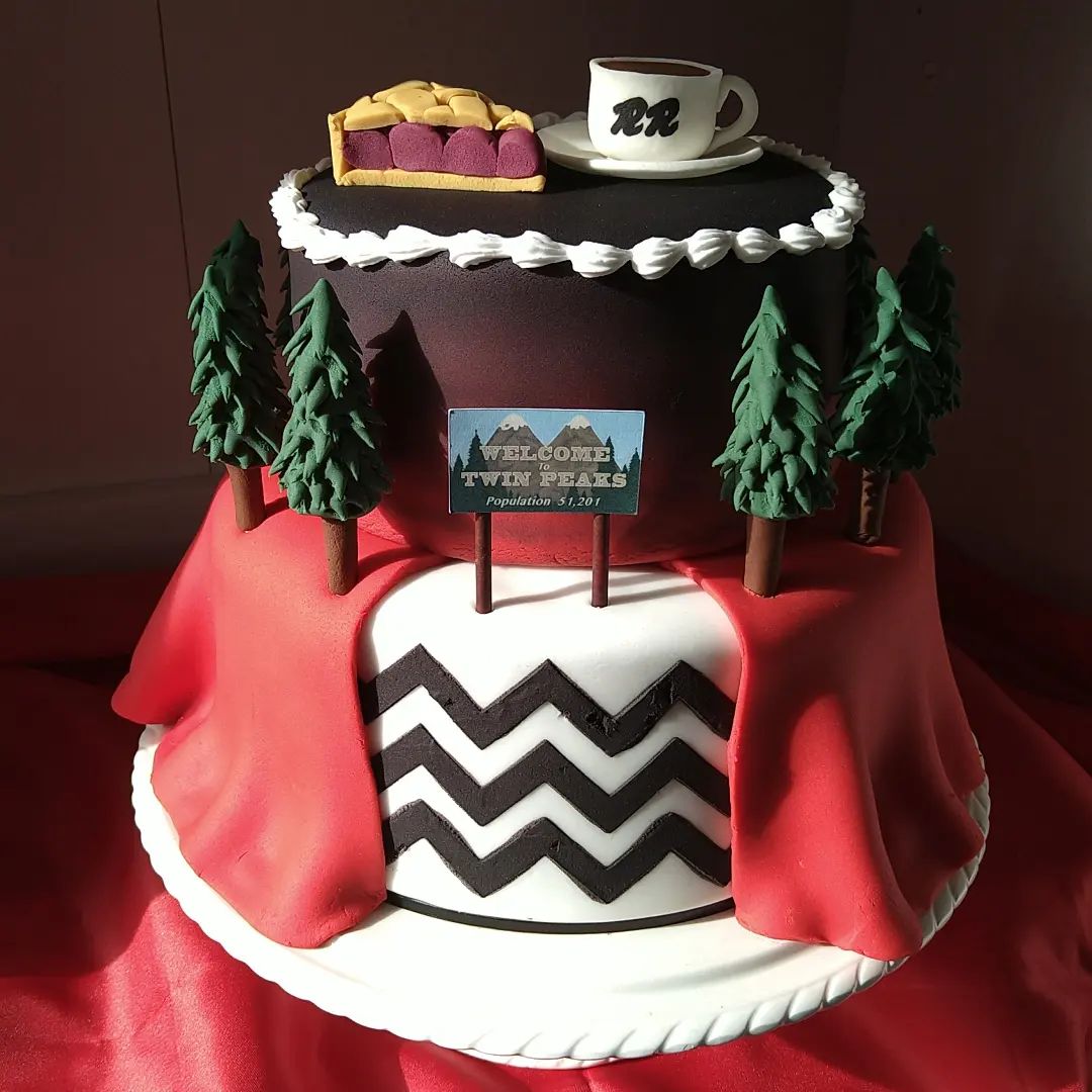 Kyle_MacLachlan's tweet photo. There are so many wonderful desserts out there, but I think this one takes the cake. 🍰 
🎂: peggysuegotbaking (IG) https://t.co/dlchNyqBwR