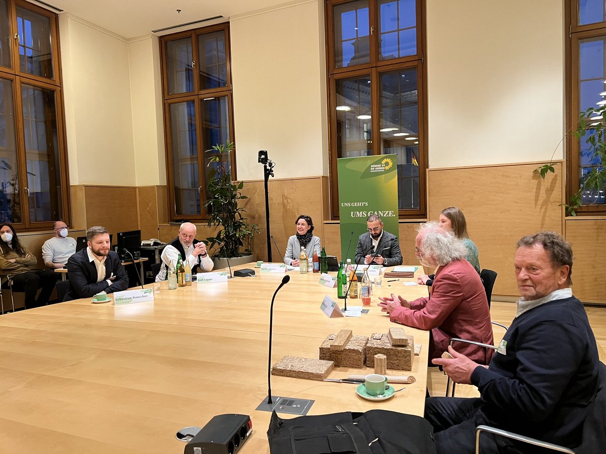 bv_miro's tweet photo. Heute Einladung zum Fachgespräch "Baustoffe der Zukunft". 👍🏻Interessante Fakten zu nachwachsenden Rohstoffen, mineralischen Baustoffen und Recycling. 
@detzer_sandra  @kassem_ts. @NachhaltigBauen https://t.co/sDo47O4VMk